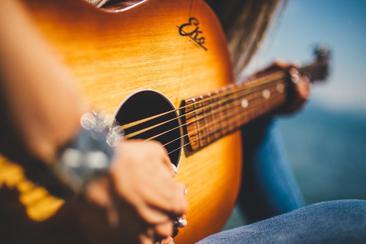 Comment choisir une première guitare pour mon enfant? - École de