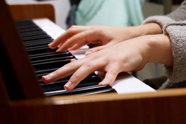 enfant jouant au piano