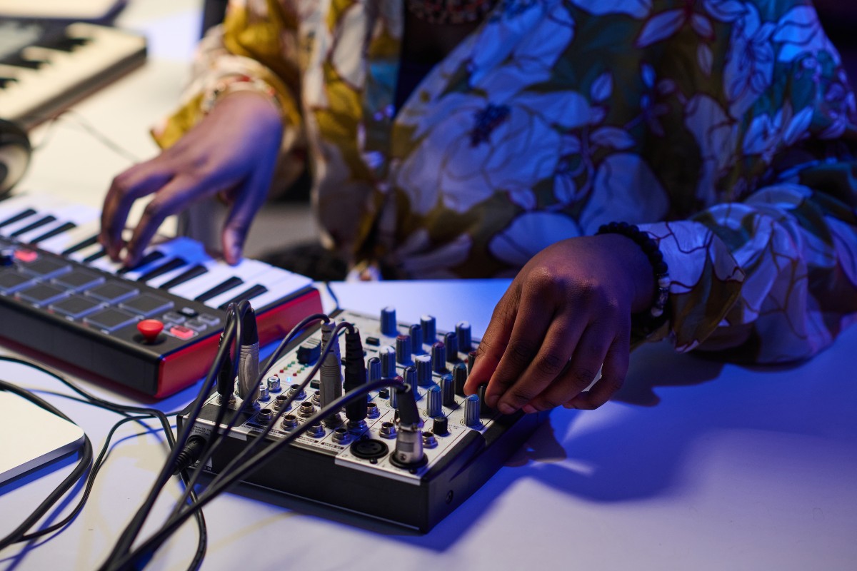 Qui a inventé le synthétiseur électronique ?