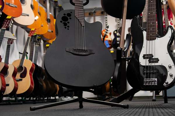 vue de guitare dans un magasin d instruments de musique 11zon